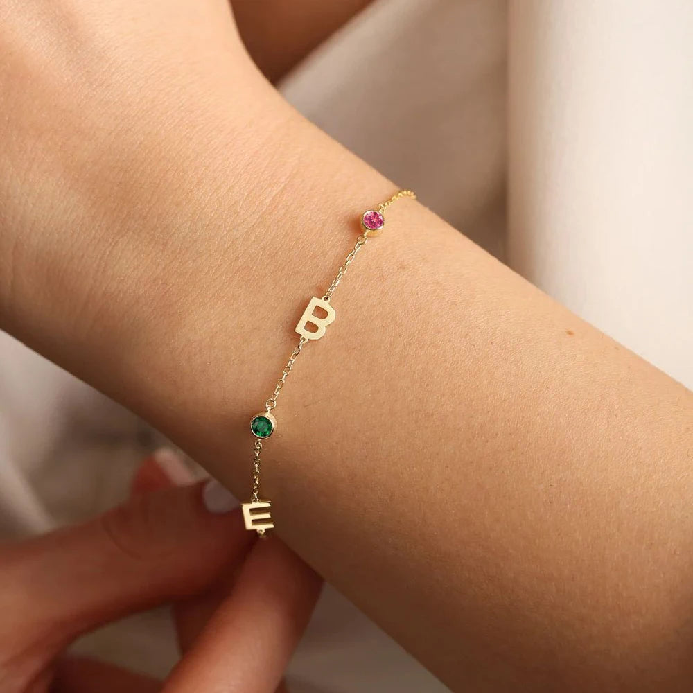 Seitliche Initialen Armband mit Geburtssteinen